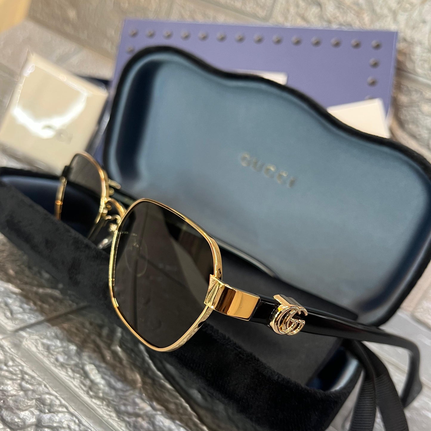 Gucci Navigator Square Gold